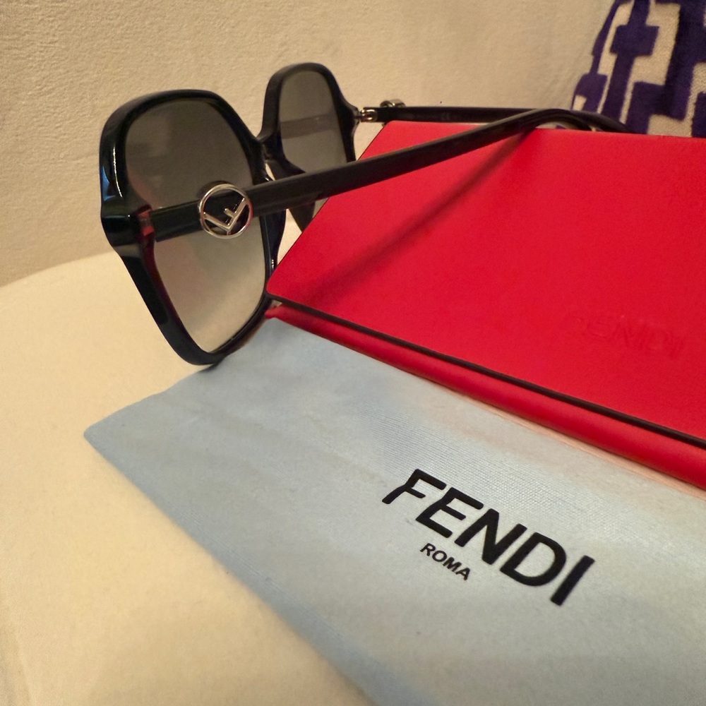 Fendi Black Oversized Sunglasses - Picture 3 of 5